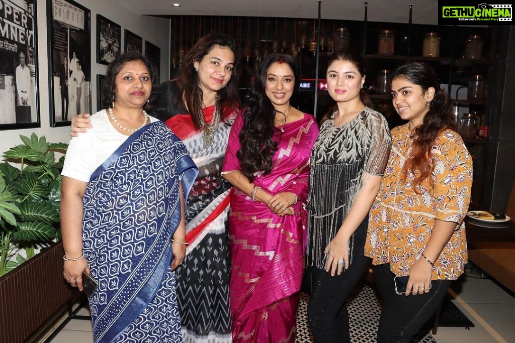 Rupali Ganguly Instagram - Met these beautiful ladies the other night..all our REAL life Anupama's who gave me so much love..so much warmth..so much happiness..it was a lovely experience meeting all you amazing women ..what you do for your homes and your family is commendable.. and sharing my journey with you'll has only made our connection an even more special one..thank you @shethepeopletv for organizing this wonderful opportunity.. THU THU THU ❤ #womenwelfare #shethepeople #jaimatadi #anupamaa #jaimahakal #rupaliganguly