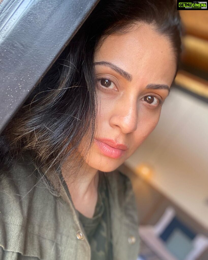 Sadha Instagram - #nofilter just beautiful light! #selfietime #clearingdrafts #sadaa