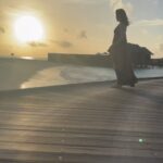 Sagarika Ghatge Instagram - Sunset Horizon @Conrad_Maldives #conradmaldives #stayinspired #themuraka @eastern.travels 👗 @shopverb