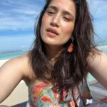 Sagarika Ghatge Instagram - Sun kissed #nofilter☀️💙 @Conrad_Maldives @eastern.travels #travelgram #conradmaldives #stayinspired #themuraka 👗 @_shrutisancheti