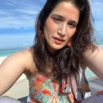 Sagarika Ghatge Instagram - Sun kissed #nofilter☀️💙 @Conrad_Maldives @eastern.travels #travelgram #conradmaldives #stayinspired #themuraka 👗 @_shrutisancheti