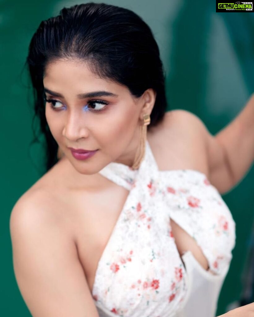 Sakshi Agarwal Instagram - Glistening waters, fierce poses, unforgettable memories. 💫📷 . @murugeshmakeup_hair @sathyaphotography3 @soigne_official_ @ecrgroupofhotelandresorts @jonnyjd5 @krush_makeup_artistry @a.la.modebyakanksha . #poolparty #poolsidevibes☀️💦 #ootd #poolshoot #sakshiagarwal Chennai, India