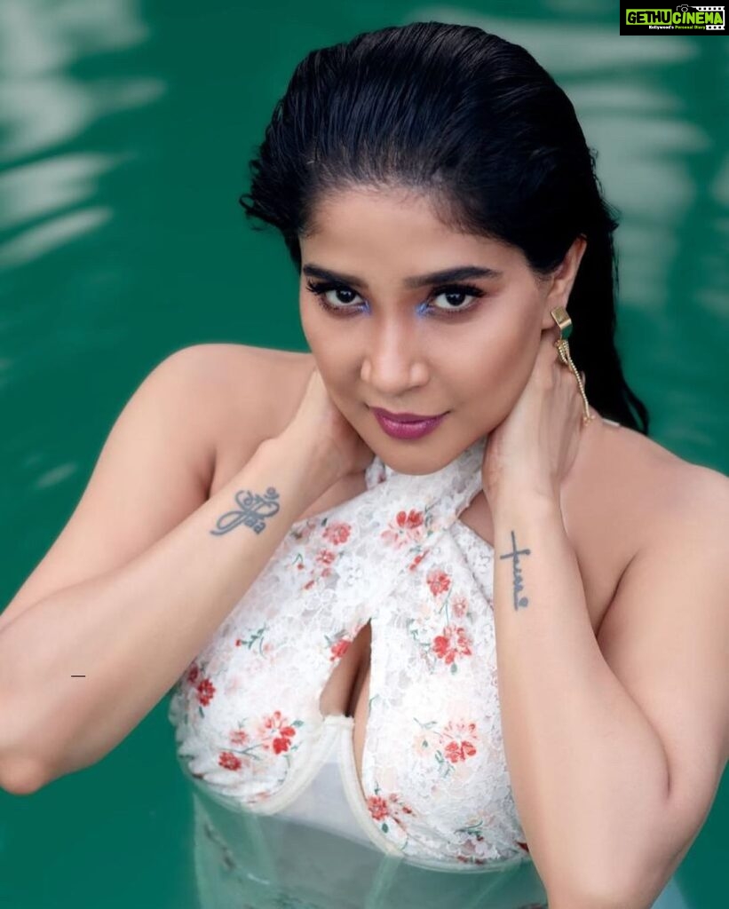 Sakshi Agarwal Instagram - Glistening waters, fierce poses, unforgettable memories. 💫📷 . @murugeshmakeup_hair @sathyaphotography3 @soigne_official_ @ecrgroupofhotelandresorts @jonnyjd5 @krush_makeup_artistry @a.la.modebyakanksha . #poolparty #poolsidevibes☀️💦 #ootd #poolshoot #sakshiagarwal Chennai, India