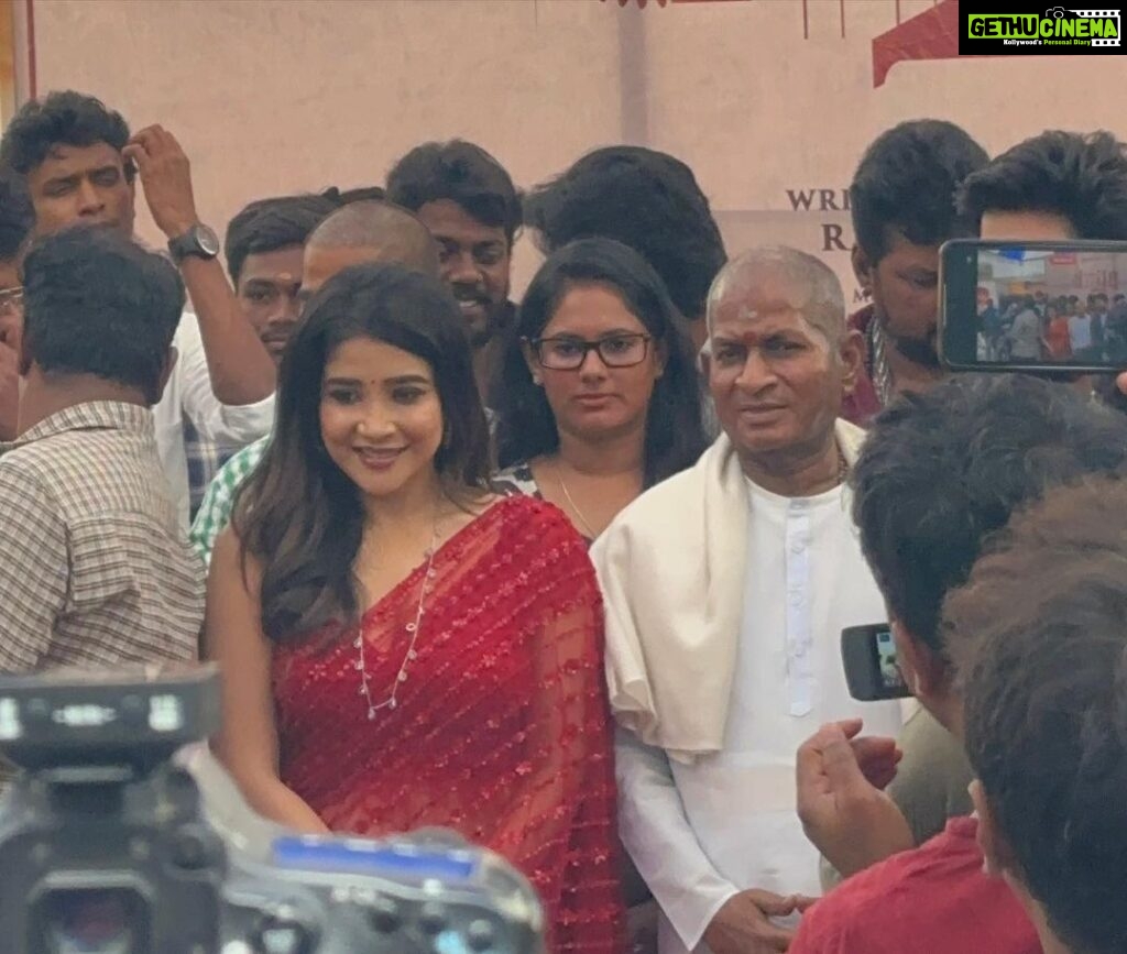 Sakshi Agarwal Instagram - #Saara begins its journey with blessings from the Maestro #illiyaraja sir. . A heroine centric film ❤️ battling between love and true friendship. Yet another action packed🔥 . Shooting begins in full flow. . @iamsakshiagarwal #YogiBabu #Ilayaraja sir @Bharathiraja sir #KarthikRaja #RoboShankar @rajithkanna8 #Viswadreamworld @vijayvishwaofficial @sultha.raja786 . Thank you @samyakksarees @lakshana_priya_mua @jonnyjd5 Chennai, India