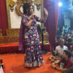 Sapna Vyas Instagram - गणपती बाप्पा मोरया! 🙌 Took blessings from Lord Ganesh at @dabgarwadcharaja_ahmedabad and shared some light-hearted banter with the emcee! 😄🎤🎉 Heartfelt gratitude to Shree Dabgar Yuvak Mitra Mandal for this memborable experience! Outfit @looksboutique6 📸- @saba_ajmeri