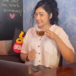 Sapna Vyas Instagram - Mein Chai me aata houn daaru mein nai 😝 मैं दिल में आता हूं, समझ में नहीं 😬😂 Location - @caffix.thetechcafe
