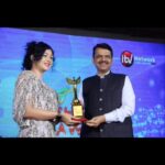 Sapna Vyas Instagram - Thank you @newsxonline for the honour. So humbled to get the Shakti Award from Maharashtra Deputy CM Devendra Fadnavis Ji