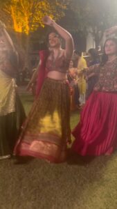 Sapna Vyas Instagram - Wearing these amazing chaniya choli from @looksboutique6 
Looks boutique, Shilp building, cg. road, Ahmedabad.

Video courtesy: Mr. Hiren @aeshapateldholakia 
Garba: @shahmainak