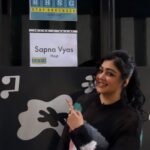 Sapna Vyas Instagram - A proud host with her vanity 🧿 Show - Baaton Baaton Mein with Sapna Vyas Directed by @asif_silavat Production house @rhsgproductions Creative head @coachsapna Production head @ishebazmemon Ad @atulyaazim DOP @gaurav_dop @aman_silawat04 Bts @vaibhav_gadahire_photography Makeup @manishsharma96 Rimpi #BaatonBaatonMeinwithSapnaVyas