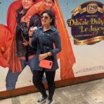 Sapna Vyas Instagram - ….had an amazing time at Maratha Mandir Theatre, a classic single-screen gem that’s beautifully maintained and oh-so-charming. Watching this iconic masterpiece on the big screen at Maratha Mandir was a dream come true. The movie that stole our hearts decades ago continues to weave its magic, and there’s something truly special about sharing those moments with an audience that’s equally enthralled. Balcony Ticket - ₹ 40 Popcorns- ₹ 30 Water Bottle- ₹ 20 Cleanliness - 100 marks Movie - Palaaat … ke baar baar dekhoge #ddlj #dilwaledulhanialejayenge #marathamandir Martha Mandir Mumbai Central