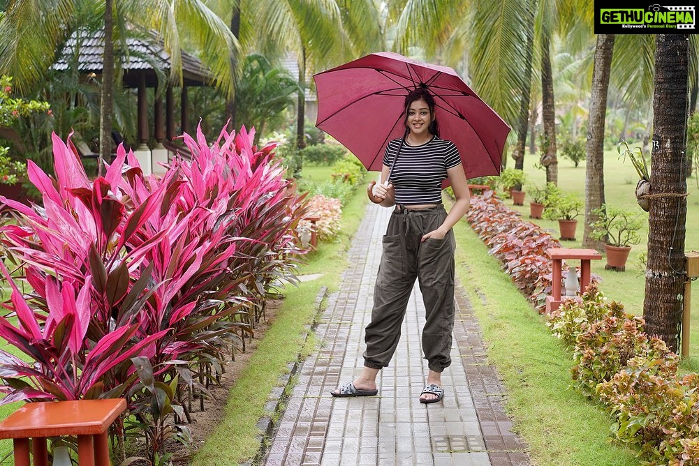 Sapna Vyas Instagram - Look at the beauty of Kerala ☂ @nattikabeachayurvedaresort The Nattika Beach Ayurveda Resort