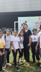 Sapna Vyas Instagram - Celebrated Yoga Day with the bachcha party and awesome people. 

📷 @rj_yuvraaj
.
.
.
.
.
.
.
.
.
.
#yogaday #internationalyogaday #ahmedabadinfluencer #fitnessinfluencer #indianinfluencer #blackjumpsuit #brownwedges #curlyhair #kidsyoga #radioone #radiooneahmedabad #transstadiainstitute #transstadia #transstadiauniversity