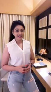 Sapna Vyas Instagram - हीट क्रैम्प्स को कैसे रोके?
💪🏼
How to prevent heat cramps?

#FitnesswithCoachSapna #AskCoachSapna