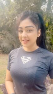 Sapna Vyas Instagram - वेट ट्रेनिंग शुरू करते समय आपको कितना वजन उठाना चाहिए?
💪🏼
How much weight should a beginner lift?

#FitnesswithCoachSapna #AskCoachSapna