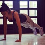 Sapna Vyas Instagram - How many pushups can you do in a row? Harvard Scientists say that your risk of heart attack is over 30 times less if you are able to do 40 or more pushups in a row. According to Harvard's School of Public Health, men who could get through 40 or more push-ups had 96 percent less risk of heart problems in the next 10 years than those who quit at 10 or fewer. So how many consecutive pushups can you do in a row? If you can do 40 or more -- which is really hard -- great! If you can only do 10 or fewer, you need to get to work, buddy.