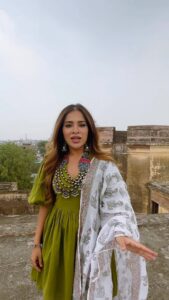 Sara Gurpal Instagram - Agreeeeeee?
.
.
.
Wearing ; @aachho 
Necklace : @azmaira_couture