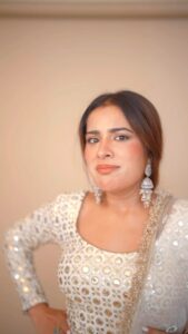 Sara Gurpal Instagram - Thik???
.
.
#ProudHaryanvi 
N we are starting wedding series with @thevideowala 
Wearing : @thessarasshop 
Earring : @theurbanglitter