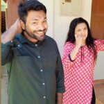 Saranya Mohan Instagram - കോവളത്തെ മമ്മൂട്ടി എന്നൊക്കെ വിളിക്കുന്ന ഒരു കാലം ഉണ്ടായിരുന്നു. ആ ഇപ്പൊ പിടി പോയ മൺ വെട്ടി എന്നും 🥲 Trivandrum, India