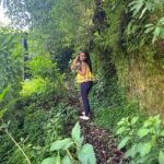 Sastika Rajendran Instagram - Was swiping to see which picture to post! Hmmm 🤔? Why not everything! 🤪🥳 Also yes, I visit The Nilgiris like going to மளிகை கடை! 🧿😉🍀 #reels #trendingreels #trending #trendingnow #pose #Ooty #travel #travelgram