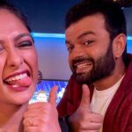 Sastika Rajendran Instagram - “First Live” on @starsportstamil 🤩 with my saviour @vishnowarrier 🌟 Had so much fun hosting it with @iamslackie screaming in my ear 😂 and @that_sensitive_kid screaming far away 🤩😅 #VaaModhiPaaru #PKL #prokabaddi Star India