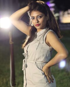 Sastika Rajendran Instagram - Hello #September! 
Bee nice ok?! 
Shot by @kingslinz