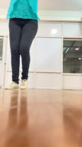 Sastika Rajendran Instagram - Post covid, my weight gain has been real and so is the struggle. 
2 dance steps and I sweat like a pig. 
I am not gonna let any of these silly reasons to stop me anymore.
Thank you @sohail_uc master for being very very patient with me while teaching and I have more plans to irritate you in future as well. 
@mahesh_balaji_ thank you Jimmy jib lite pro 😅