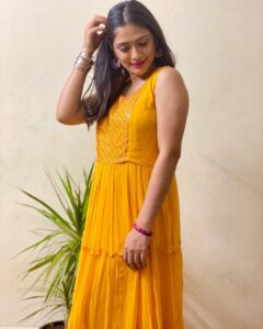 Sastika Rajendran Instagram - Sending you all some #Yellove 💛🐝🌼🍋🌕🍯🧀
Wearing a 👗 from someone very special @vj_nivedhita ❤️❤️❤️