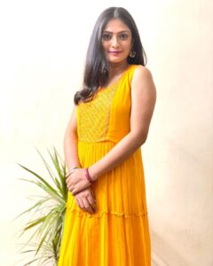 Sastika Rajendran Instagram - Sending you all some #Yellove 💛🐝🌼🍋🌕🍯🧀
Wearing a 👗 from someone very special @vj_nivedhita ❤️❤️❤️