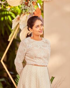 Sastika Rajendran Instagram - Right. Left. Straight. 

For @shlokaethnicwear 

Photographer @nithin_barath 
Styled by @swetha.raghul 
Jewellery @theindiankart
Decor @miandkaevent
Make up @sathyaanil_makeup_artist 
Hair @vinothdamodharan7