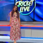Sastika Rajendran Instagram - Off camera vs On camera Always keeping it real 🌸🌸🌸 Styled by @mrignain Assisted by : @kbabel_1711 @krunal.mewada007 📸 @auhsojv Joshhhhhuaaaa 😂 #CricketLive #IPL2023 #TataIPL2023 #IPLonStar