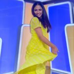Sastika Rajendran Instagram - What a fantastic end to the most incredible season. Big big thanks to the entire crew of #StarSportsTamil for making it very very memorable for a rookie like me. 💛💛💛 Returning it with 🫰🫰🫰#Yellove 👗 courtesy : @nandhinee82 ❤️❤️❤️ Star India