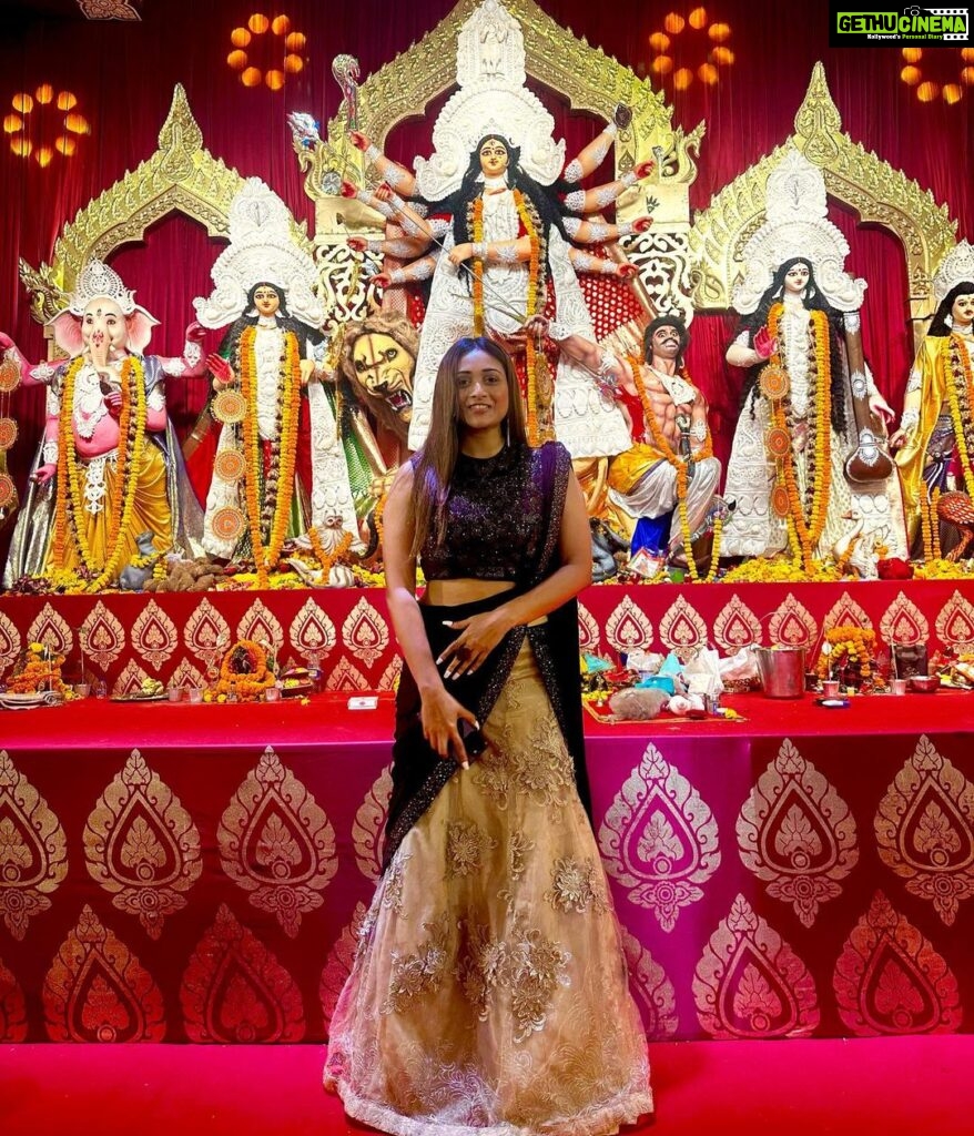 Satarupa Pyne Instagram - Subho Nabami ❤️🙏. ||||. Outfit courtesy - @rangoliindia || Styling - @neogisatabdi. || Design @nikhiljainoffcl thanks for this beautiful outfit. || #duggadugga #satarupapyne #pyne #pyneholics #masterpiece #durgapuja #Durgapuja #instatb #instahub #tbts #reminisce #swsupport #reminiscing #instabollywood #instagram North Bombay Durga Puja