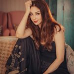 Saumya Tandon Instagram - How many times I think what if I had to relive my life , will I do things differently, what would I change and how will it be if I took another choice…., I wouldn’t give the typical perfect answer that I wouldn’t change anything , I surely wonder may be I could have done it better and differently, worked harder , been more positive or may be worried less or May could have waited more before taking a choice……. And then this song I grew up listening to…..eternal Jagjit singh , Chitra is singing this offcourse . I was in school I too hugely to ghazals and all I knew of it was thanks to Jagjit singh. Wonder how this generation could ever grow without the poetry and deal with loneliness and heartache without his songs. Clicked by @deepak_das_photography #saumayatandon #mood #potrait