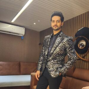 Shakti Arora Instagram - Star Parivaar Awards❤️
.
Wearing @bharat_reshma 
Styled by @darshimehtaa