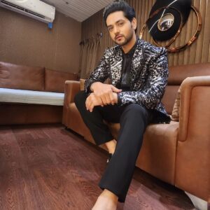 Shakti Arora Instagram - Star Parivaar Awards❤️
.
Wearing @bharat_reshma 
Styled by @darshimehtaa