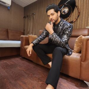 Shakti Arora Instagram - Star Parivaar Awards❤️
.
Wearing @bharat_reshma 
Styled by @darshimehtaa