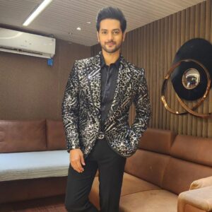 Shakti Arora Instagram - Star Parivaar Awards❤️
.
Wearing @bharat_reshma 
Styled by @darshimehtaa