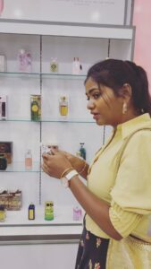 Shalu Shammu Instagram - I can buy myself Flowers 😍 

#shalushamu #shalushamuvlogs #malaysia #kualalumpur #perfume #raid #exploit #me #shoppingaddict #drawthisinyourstyle