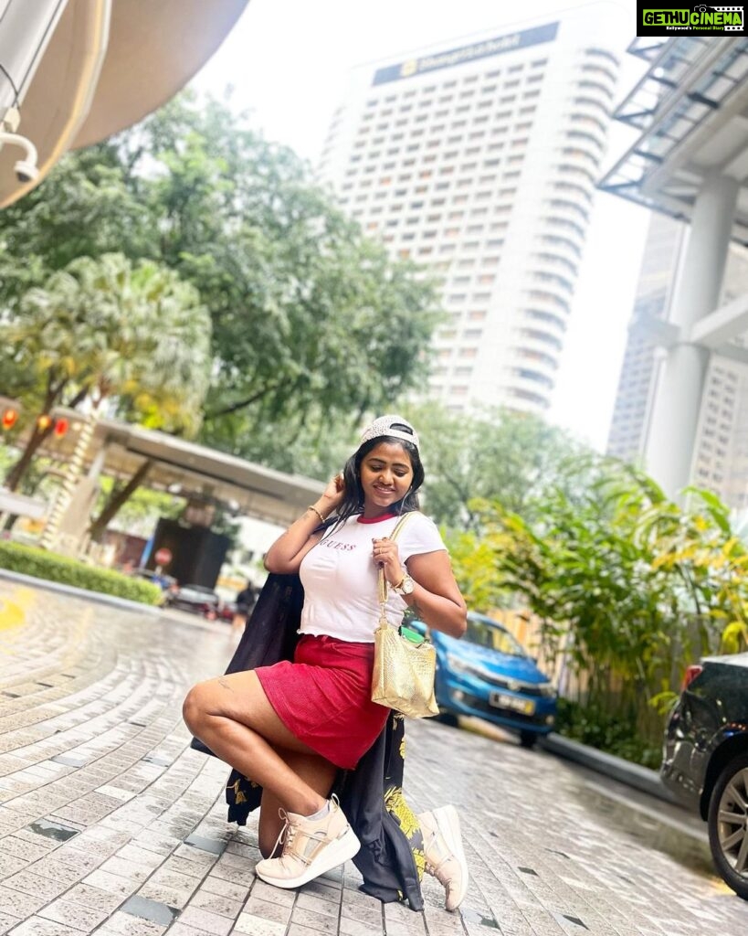 Shalu Shammu Instagram - Madness When I Pose !!! #shalushamu #shalushamuvlogs #malaysia #kualalumpur #red #addiction #poser #streetstyle Vortex Hotel Suites & Residences at KLCC