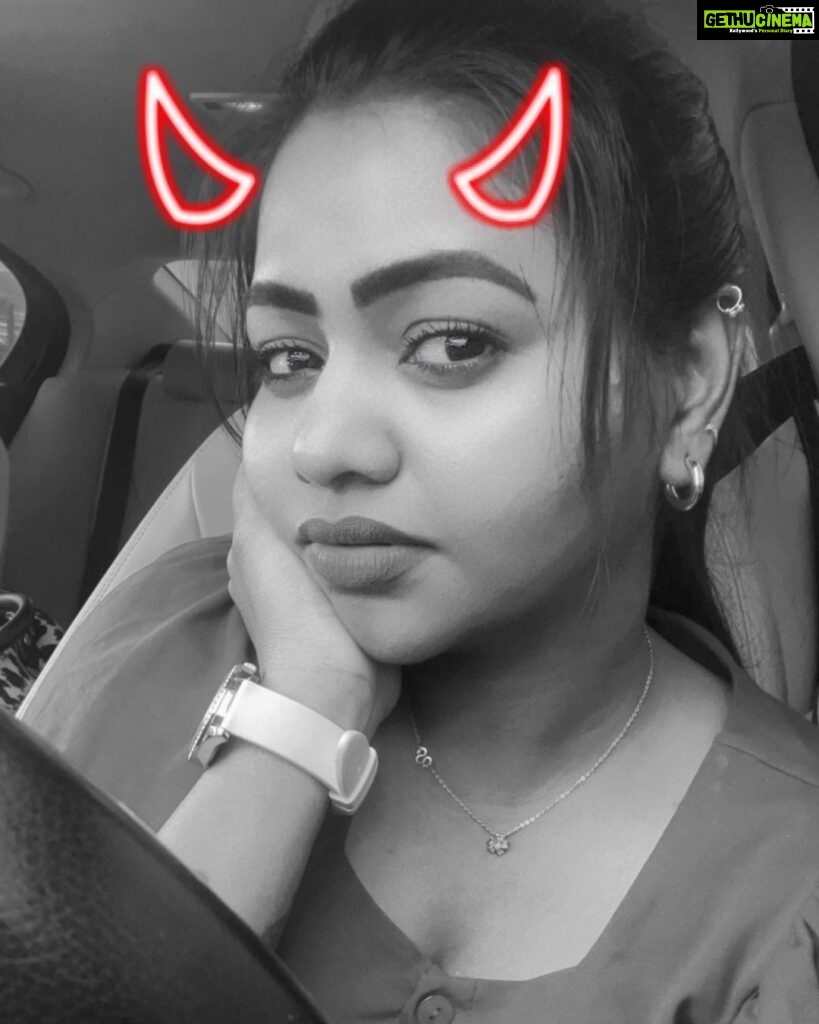 Shalu Shammu Instagram - Am I your Devil 😈!!! Comment Below 👇 #shalushamu #shalushamuvlogs #selfie #time #lapse #devil #bliss #livethemoment