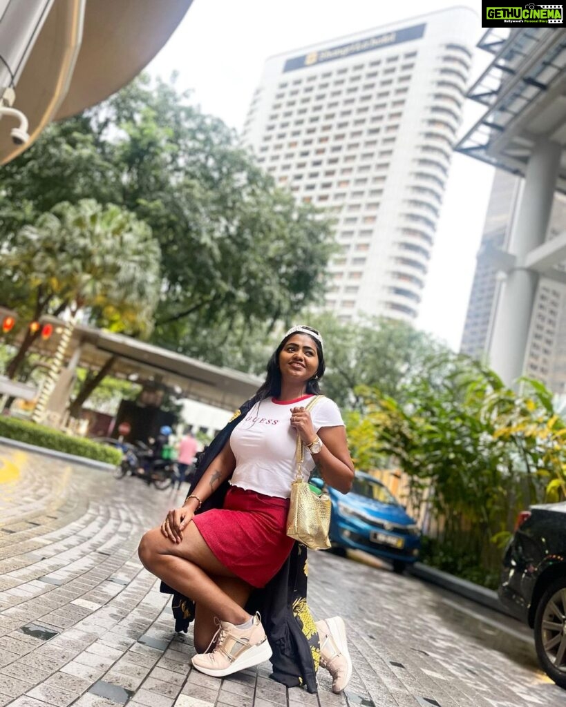 Shalu Shammu Instagram - Madness When I Pose !!! #shalushamu #shalushamuvlogs #malaysia #kualalumpur #red #addiction #poser #streetstyle Vortex Hotel Suites & Residences at KLCC