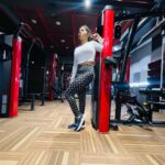 Shalu Shammu Instagram - I Make My Most @solidfitness07 Trainer : @thunivu_visu_ Wearing : Top : @urbanic_in Gym Pant : @hm Shoes : @pumaindia @puma #shalushamu #shalushamuvlogs #solidfitness #gym #motivation #extramile #workout #routine #pullups SolidFitness Purasaiwakkam