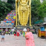 Shalu Shammu Instagram - Batu Caves in short also referred as 10th Caves or Hill for Lord Murugan as there are six important holy shrines in India and four more in Malaysia. It is also the tallest statue in Malaysia at 42.7 metres (140 ft) in height. The statue of Murugan was built by Tamil Malaysians. It took three years to construct, and was unveiled in January 2006 during Thaipusam festival. Spl Tnx to MK, Vijayan Sir & Karumbu Anna for helping me there ♥️. Wearing : @aks_le_couturier #shalushamu #shalushamuvlogs #malaysia #kualalumpur #batucaves #murugan #temple #thaipusam #special #tamilfestival