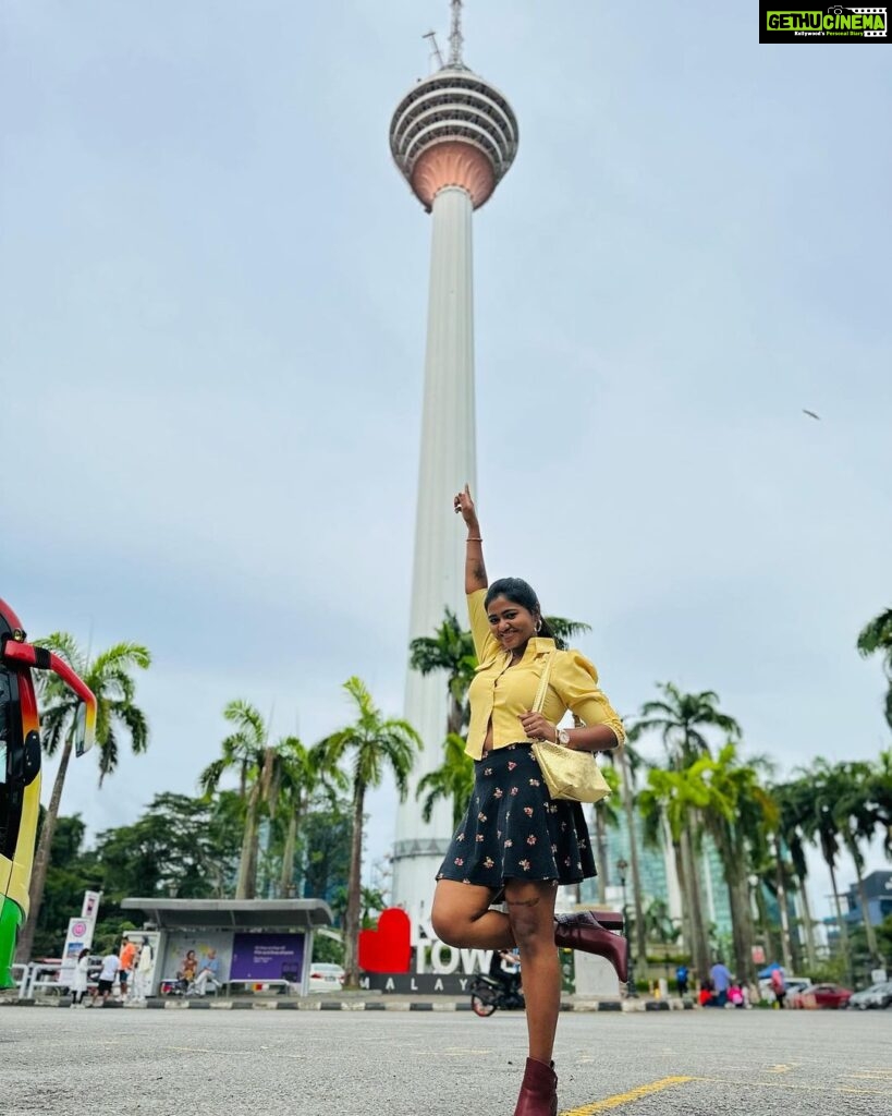 Shalu Shammu Instagram - KLCC TOWERS 🗼 PC : @ashifash0 #shalushamu #shalushamuvlogs #malaysia #kualalumpur #klcc #tower #poser #travelphotography #happyme #♥ KL Tower 421m