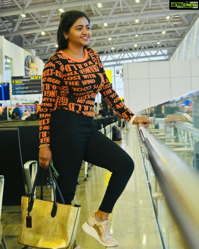 Shalu Shammu Instagram - Chennai International Airport ❣️ PC : @ashifash0 #shalushamu #shalushamuvlogs #candid #photography #airport #look #picoftheday #goldbag #aldoshoes #guesswatch Chennai Interernational Airport