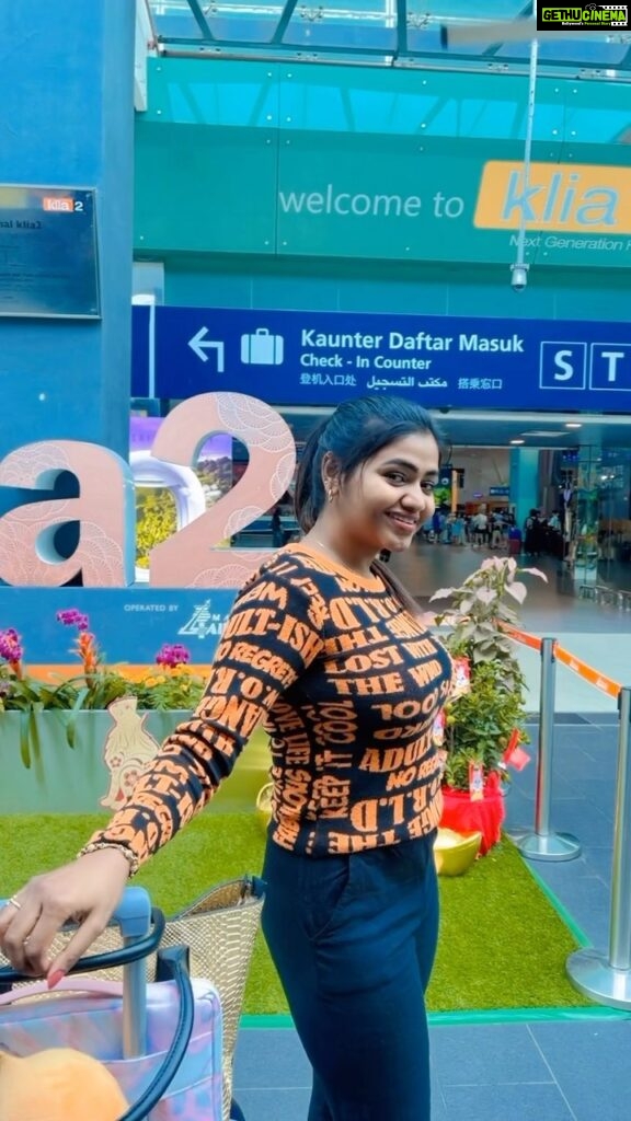 Shalu Shammu Instagram - Can’t Believe This Is Happening To Me !!!! 😅😂🤣 VC : @ashifash0 #shalushamu #shalushamuvlogs #malaysia #kualalumpur #international #airport Kuala Lumpur, Malaysia