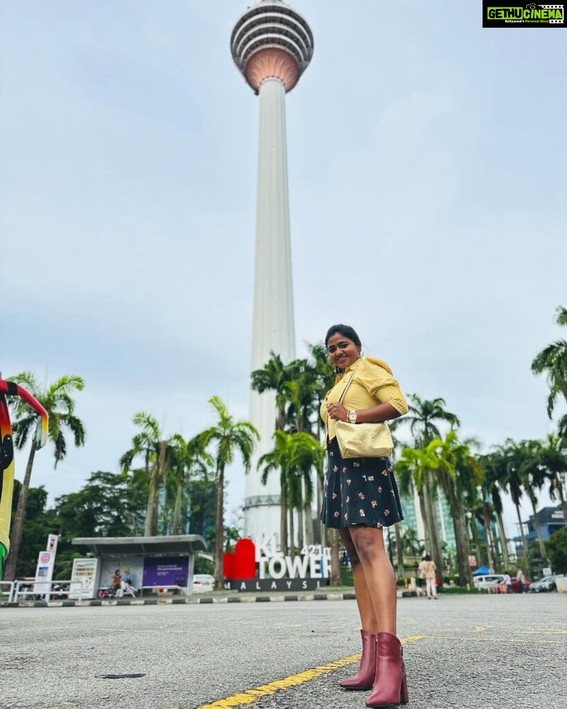 Shalu Shammu Instagram - KLCC TOWERS 🗼 PC : @ashifash0 #shalushamu #shalushamuvlogs #malaysia #kualalumpur #klcc #tower #poser #travelphotography #happyme #♥ KL Tower 421m