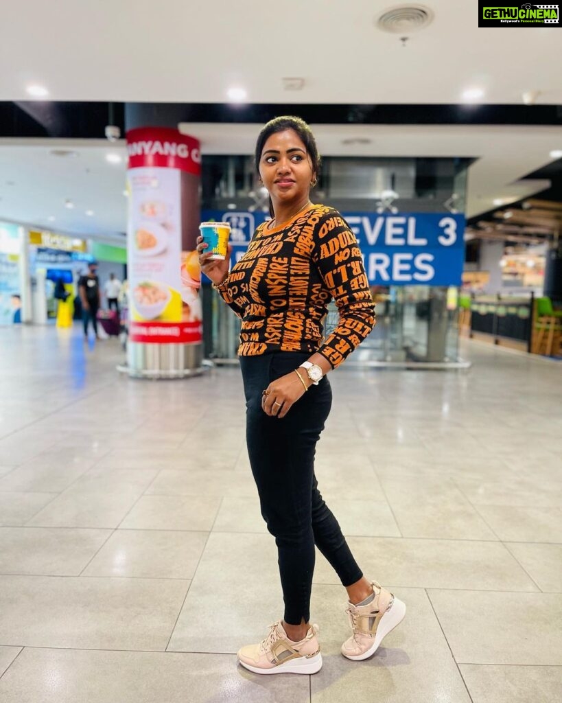 Shalu Shammu Instagram - Kuala Lumpur International Airport Malaysia ☝️ PC : @ashifash0 #shalushamu #shalushamuvlogs #kualalumpur #internationalairport #airportlook #darkvibes #darkchocolate #happyme KLIA2 International Departure Hall