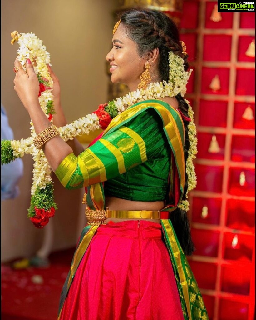 Shalu Shammu Instagram - Am in a shoot or am I getting engaged ? ♥ Wearing @aks_le_couturier Dolled Up : @kowshi_mua Jewels : @rahman_jewellery #shalushamu #shalushamuvlogs #tradional #halfsaree #loveyourself #glowup #sareelove #tamilponnu