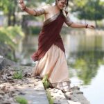 Sharanya Turadi Instagram - This song is a different vibe when you are listening to this in a town bus 🚌 🎶❤️ Agree? 😍 One last reel from the Taavani series 🫶 @ivalinmabia #sharanyaturadi #townbussongs #paathakolusupaattu #ilayaraja #tamilvibe